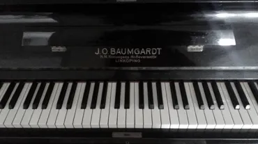 Old upright piano thumbnail